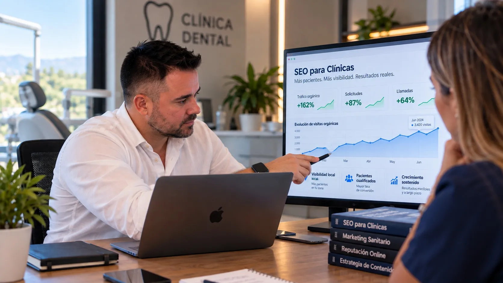 Andrés Marín mostrando los resultados de SEO para clínicas: más visibilidad local y más solicitudes de pacientes